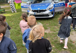 Dzieci oglądają radiowóz policyjny