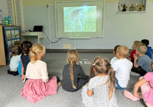 Dzieci oglądają bajkę na tablicy multimedialnej o Kropce