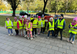 Zdjęcie grupowe dzieci przy skrzynce pocztowej