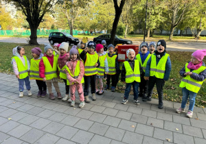 Zdjęcie grupowe przy skrzynce pocztowej