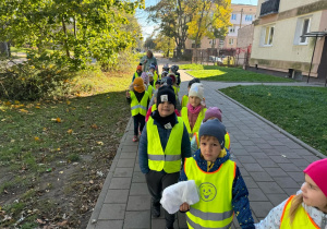 Zdjęcie dzieci podczas spaceru - idą parami na Pocztę