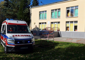 Ratownicy Medyczni wyjeżdżają z ogrobu przedszkola ambulansem