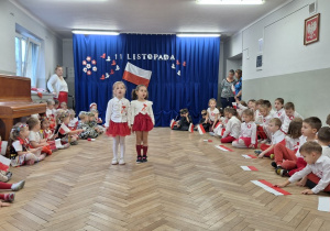 Dziewczynki mówią wiersz stojąc na środku sceny