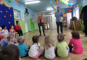 Dzieci oglądają taniec stepowanie w wykonaniu prowadzących.