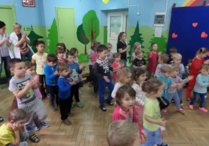 Stepujące przedszkolaki tańczą poznany układ z prowadzącymi audycję.