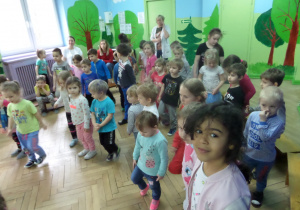 Występ dzieci w współnym tańcu nauczonym na zajęciach.