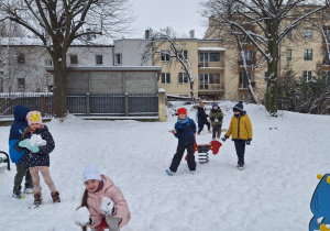 Dzieci próbują ulepić bałwana