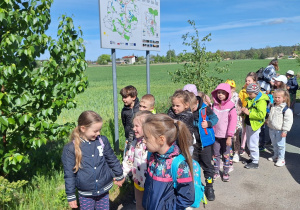 Dzieci ustawione parami idą do Parku