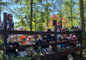 Zdjęcie grupowe na tarasie podczas spaceru ścieżką edukacyjną