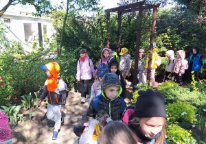 Dzieci ida ścieżką edukacyjną