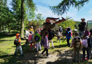 Dzieci oglądają Jelonka rogacza