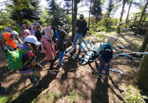 Dzieci oglądają Nadobnicę alpejską