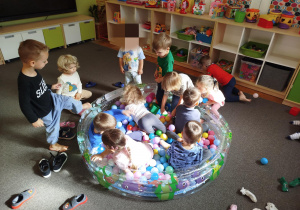 Dzieci bawią się w basenie z piłeczkami