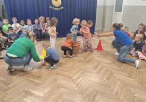 Sadzimy ziemniaki - troje dzieci czyli reprezentacja grupy układa w rzędzie ziemniaki na czas