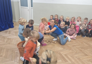 Sadzimy ziemniaki - troje dzieci czyli reprezentacja grupy układa w rzędzie ziemniaki na czas