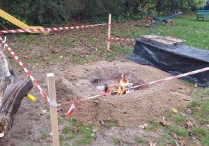 Przygotowane ognisko do pieczenia ziemniaków