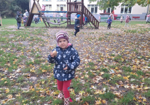 Dziewczynka pokazuje ziemniak, który znalazła