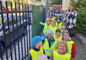 Dzieci ustawine parami ruszają na spacer