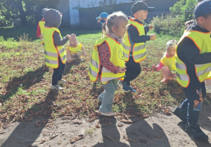 Dzieci zbierają kasztany