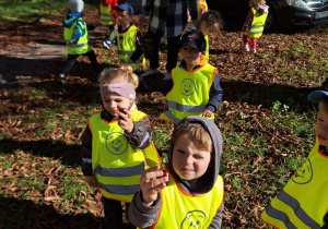 Dzieci pokazują znalezione kasztany