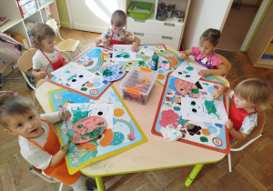 Dzieci malują farbami swoje żabki