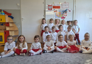 Zdjęcie grupowe dzieci z gr II w klasie