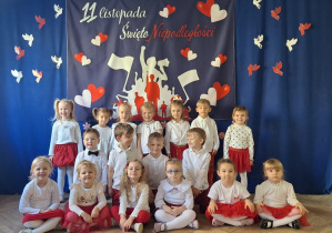 Zdjęcie grupowe dzieci z grupy II przed dekoracją tematyczną