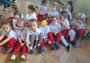 Dzieci z grupy I siedzą na materacu i słuchają wierszy na temat Polski