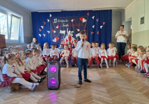 Dzieci podczas uroczystości z okazji Dnia Małego Patrioty