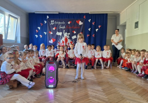 Dzieci podczas uroczystości z okazji Dnia Małego Patrioty