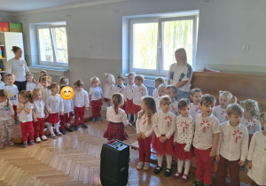Dzieci podczas uroczystości z okazji Dnia Małego Patrioty