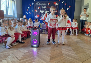 Dzieci podczas uroczystości z okazji Dnia Małego Patrioty