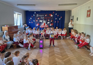 Dzieci podczas uroczystości z okazji Dnia Małego Patrioty