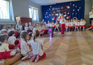 Dzieci podczas uroczystości z okazji Dnia Małego Patrioty