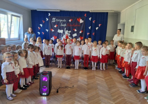 Dzieci podczas uroczystości z okazji Dnia Małego Patrioty