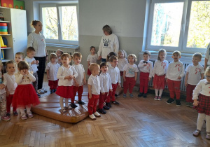 Dzieci podczas uroczystości z okazji Dnia Małego Patrioty