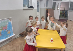 Dzieci na stojąco śpiewają fragment piosenki jako "okrzyk radości po zdobytym punkcie dla grupy"