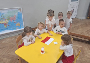 Dzieci układają obrazek z częśći - flagę Polski