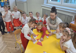 Dzieci układają obrazek z częśći - flagę Polski
