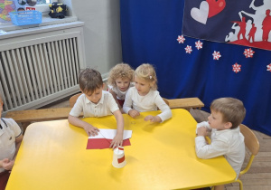 Dzieci układają obrazek z częśći - flagę Polski