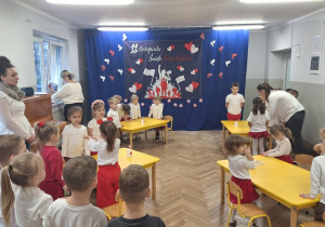 Dzieci na stojąco recytują wiersz pt. "Barwy Ojczyste"