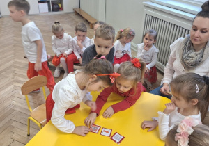 Dzieci wybierają obrazki przedstawiające symbole narodowe