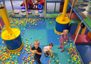 Dzieci bawią się w strefie z piłkami