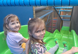 Dziewczynki na zjeżdżalni