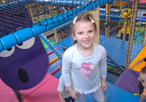 Dzieci bawią się w figloraju