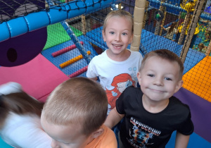 Dzieci bawią się w figloraju