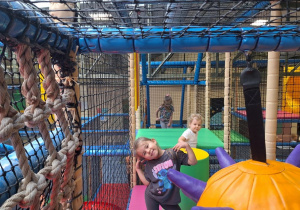 Dzieci bawią się w figloraju