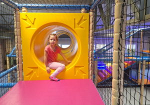 Dzieci bawią się w figloraju