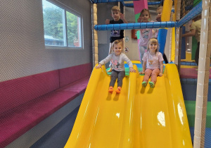 Dzieci na zjeżdżalni