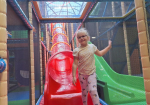 Dzieci na zjeżdżalni